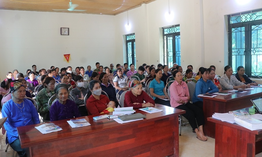 Người dân thôn Vựa Trong, xã Phong Vân, huyện Lục Ngạn tham dự buổi tuyên truyền, PBGDPL (năm 2023).