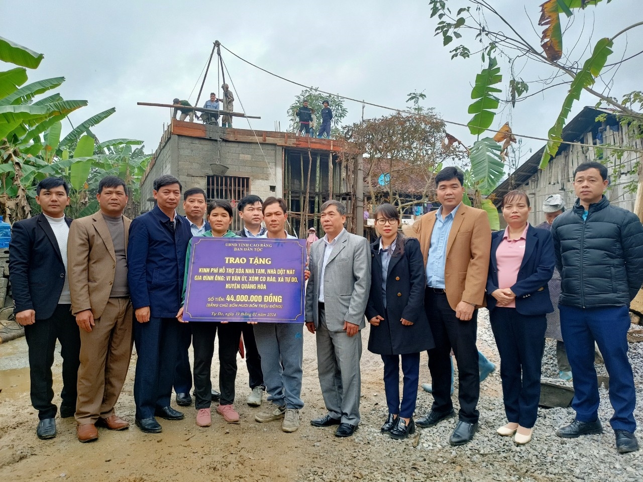 Ông Bế Văn Hùng (thứ ba, từ trái qua) trao kính phí hỗ trợ xây nhà ở cho gia đình ông Vi Văn Út.