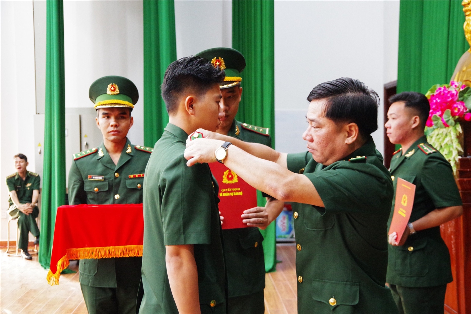 Thượng tá Nguyễn Văn Hiệp, Chính uỷ Bộ chỉ huy Bộ đội Biên phòng tỉnh An Giang trao quân hàm và quyết định tuyển chọn Quân nhân chuyên nghiệp từ Hạ sĩ quan, Binh sĩ năm 2024 cho 05 đồng chí là quân nhân nhập ngũ năm 2022