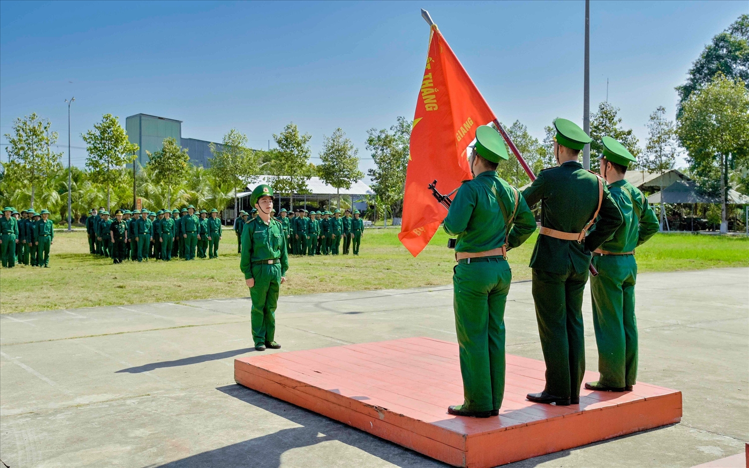 Binh nhất Phan Thành Tây đọc lời hứa của chiến sĩ hoàn thành nghĩa vụ quân sự tại ngũ trước quân kỳ Quyết thắng của lực lượng Bộ đội Biên phòng tỉnh Kiên Giang