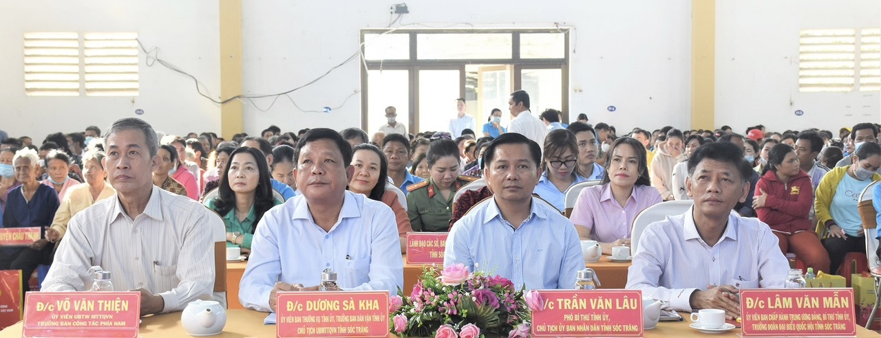 Các đồng chí lãnh đạo Trung ương và địa phương tham dự Chương trình Tết sum vầy - Xuân chia sẻ 2024 tỉnh Sóc Trăng