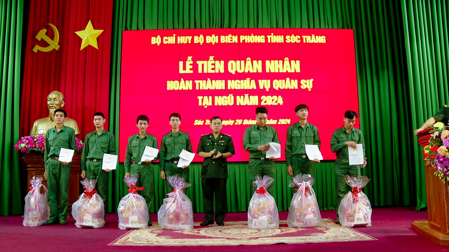  Đại tá Lê Hồng Hà, Phó chỉ huy trưởng, Tham mưu trưởng Bộ đội Biên phòng Sóc Trăng trao quyết định xuất ngũ và tặng quà cho các quân nhân