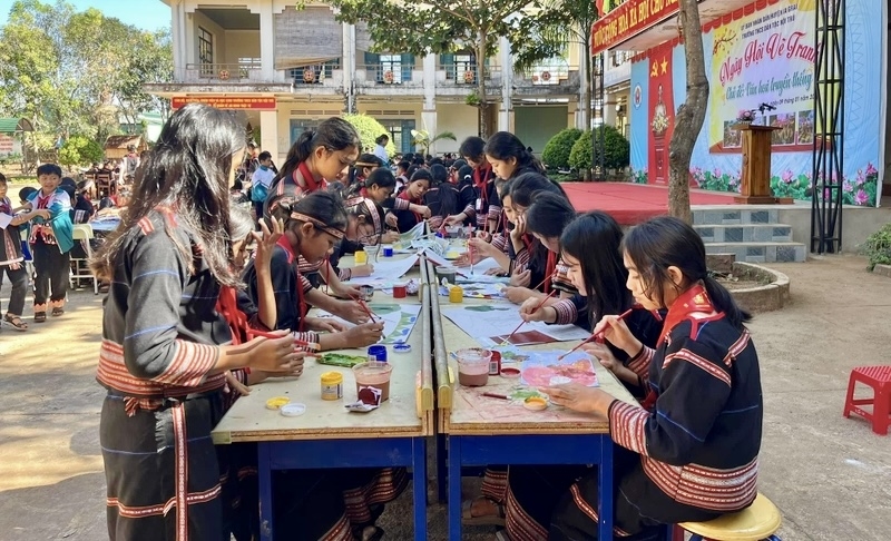 Học sinh Trường THCS Dân tộc Nội trú huyện Ia Grai tham gia hăng hái tham gia hoạt động vẽ tranh với chủ đề “Văn hóa truyền thống”