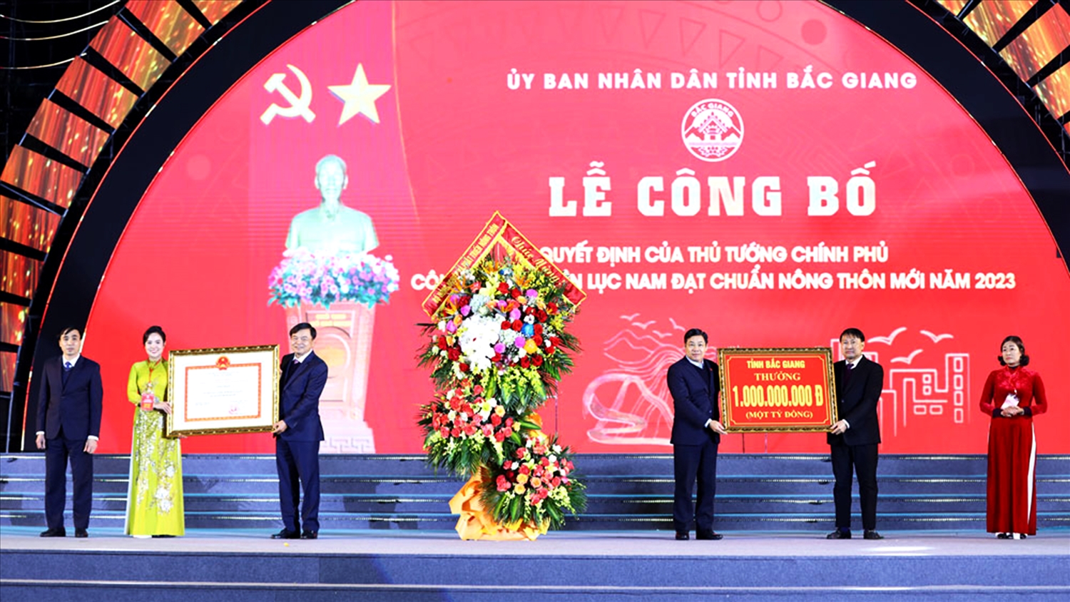 Lãnh đạo tỉnh Bắc Giang trao Bằng công nhận đạt chuẩn NTM và tiền thưởng cho cán bộ, nhân dân huyện Lục Nam.