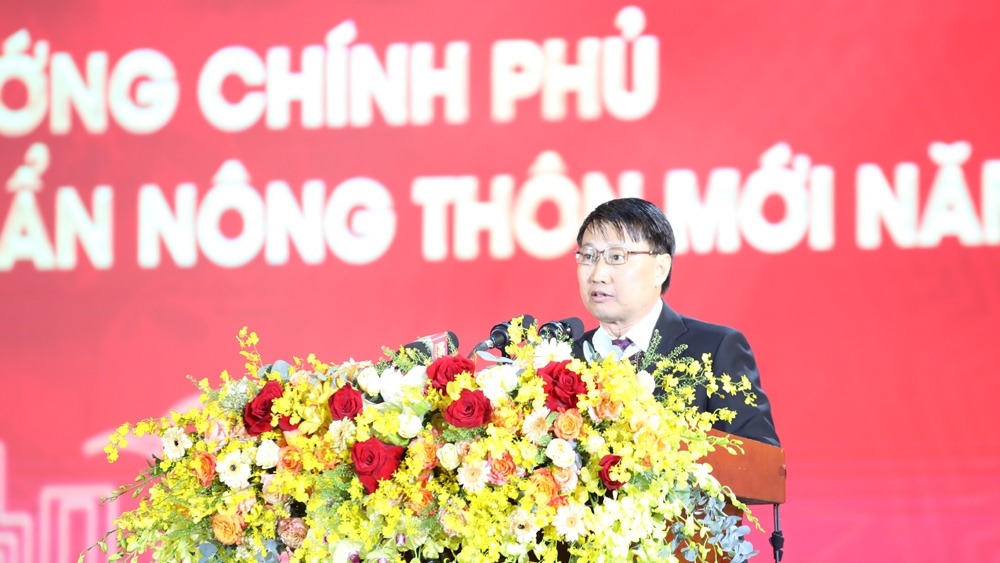 Ông Đặng Văn Nhàn, Chủ tịch UBND huyện Lục Nam trình bày báo cáo tại buổi lễ