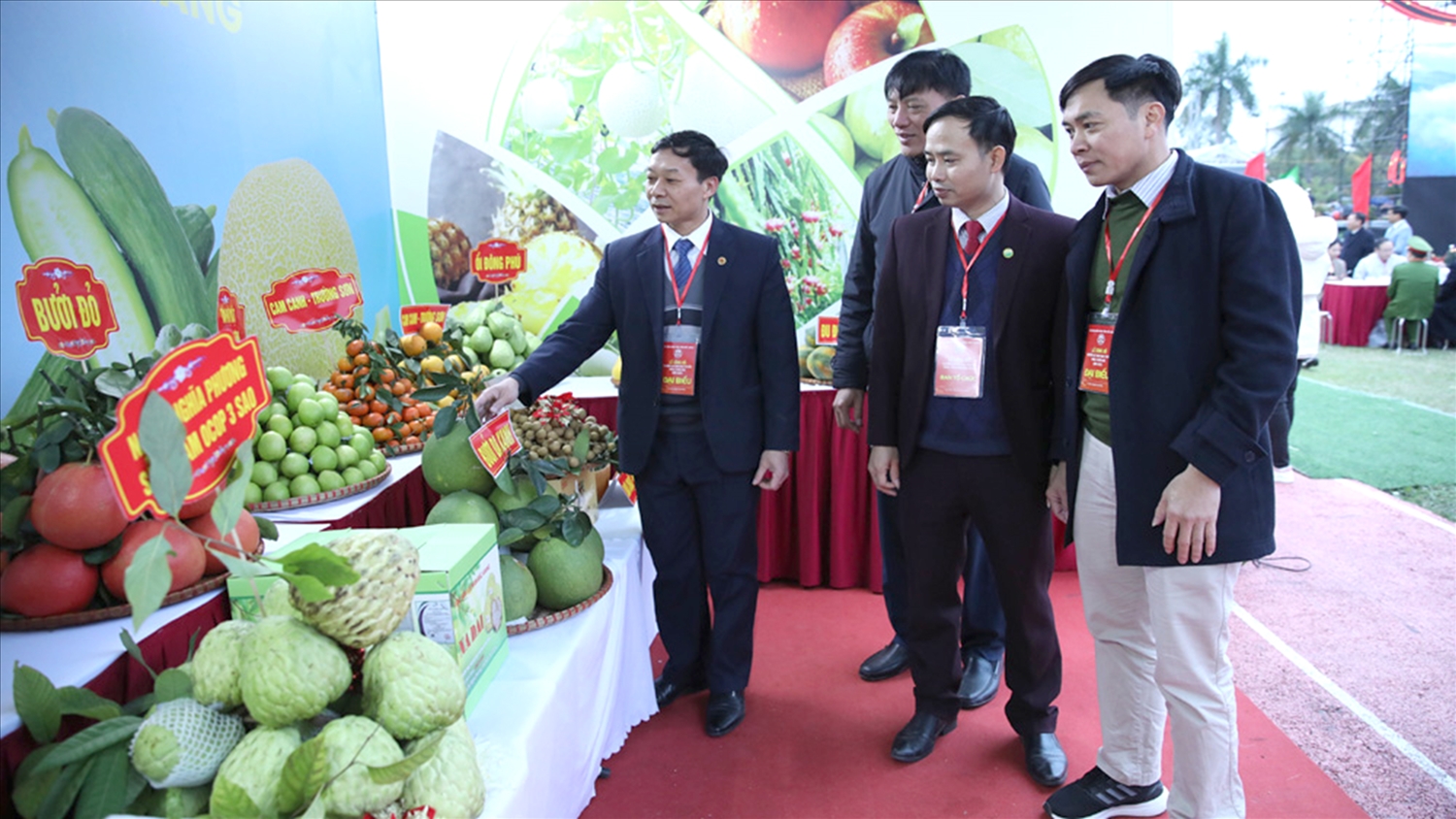 Các đại biểu thăm gian trưng bày các loại nông sản đặc trưng của địa phương
