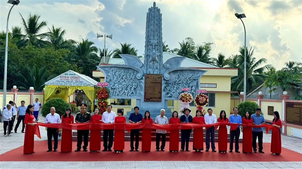 Các đại biểu thực hiện nghi thức cắt băng khánh thành công trình Bia truyền thống kháng chiến Vĩnh Long - Trà Vinh