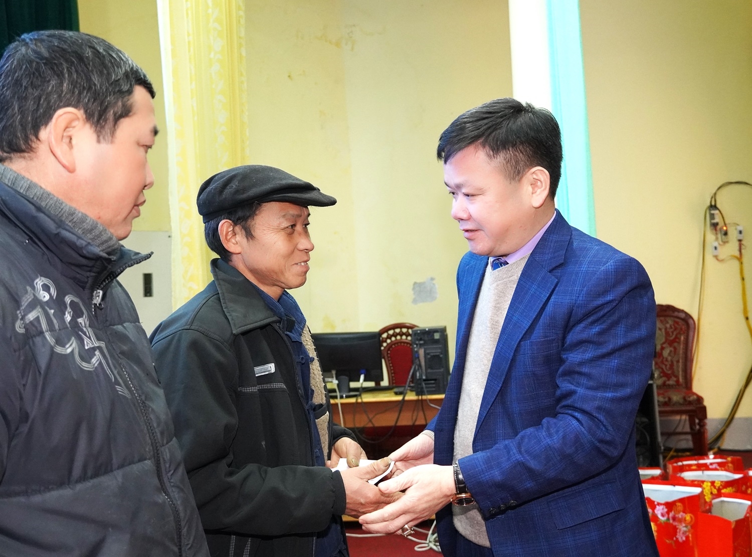 Đồng chí Nguyễn Huy Sắc, Phó Bí thư Huyện ủy, Chủ tịch UBND huyện Mèo Vạc (Hà Giang) trao tặng quà cho Người có uy tín dịp Tết Giáp Thìn 2024.