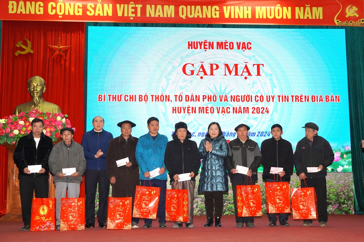 Phó Bí thư Thường trực Huyện ủy Mèo Vạc Vương Thị Thủy (đứng thứ 4 trên trái) tặng quà cho các Bí thư Chi bộ, Trưởng thôn, Người có uy tín của huyện dịp Tết Giáp Thìn 2024 