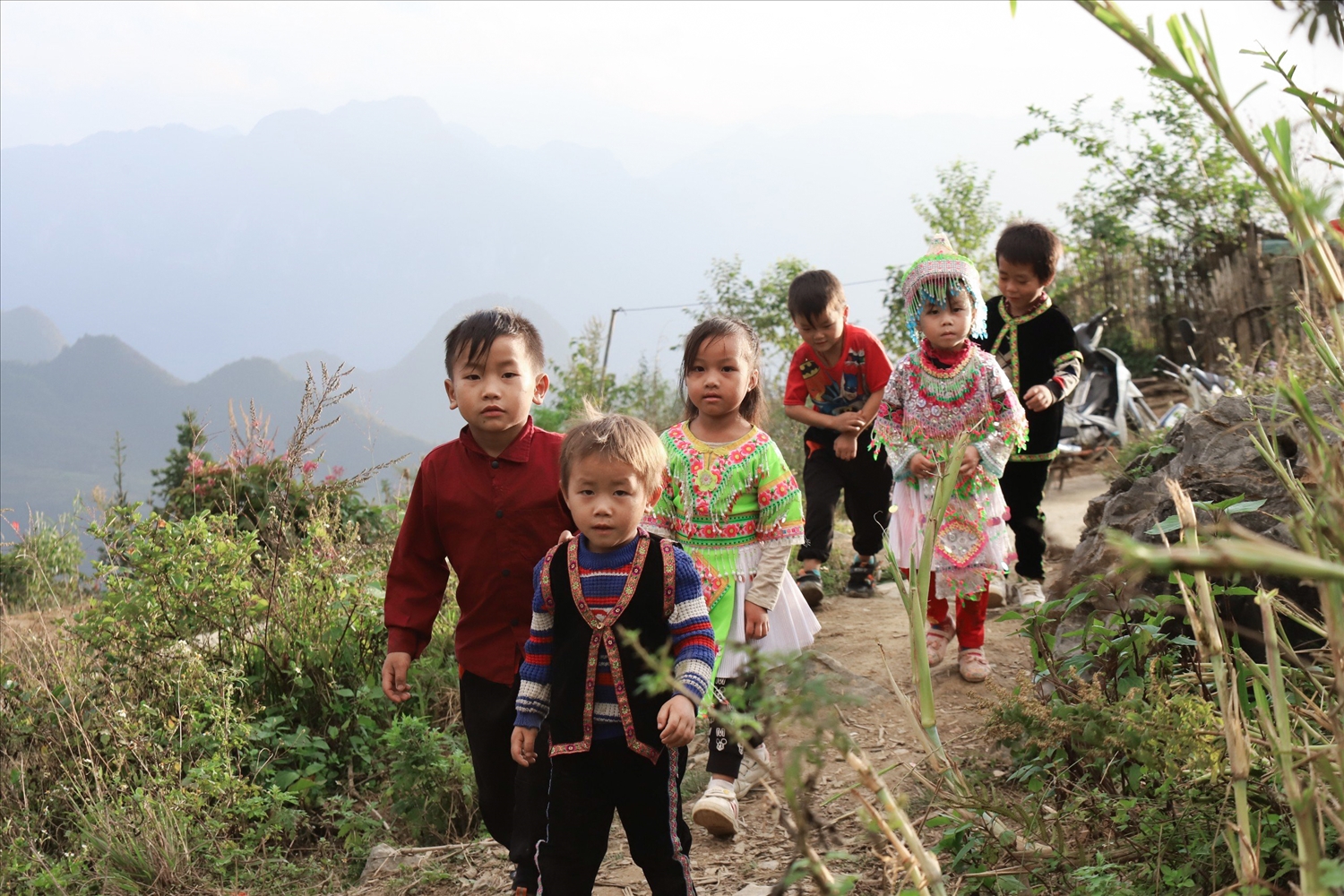 Những em học sinh thôn Giàng Sán líu ríu tới trường