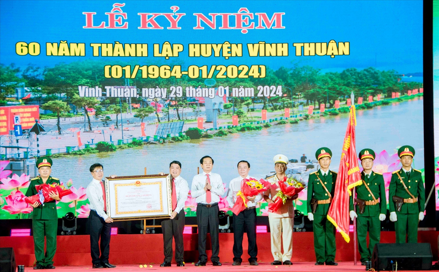 Thừa ủy quyền của Chủ tịch nước, Bí thư Tỉnh ủy Kiên Giang Đỗ Thanh Bình đã trao Huân chương Lao động hạng Nhất cho Đảng bộ, chính quyền và Nhân dân huyện Vĩnh Thuận
