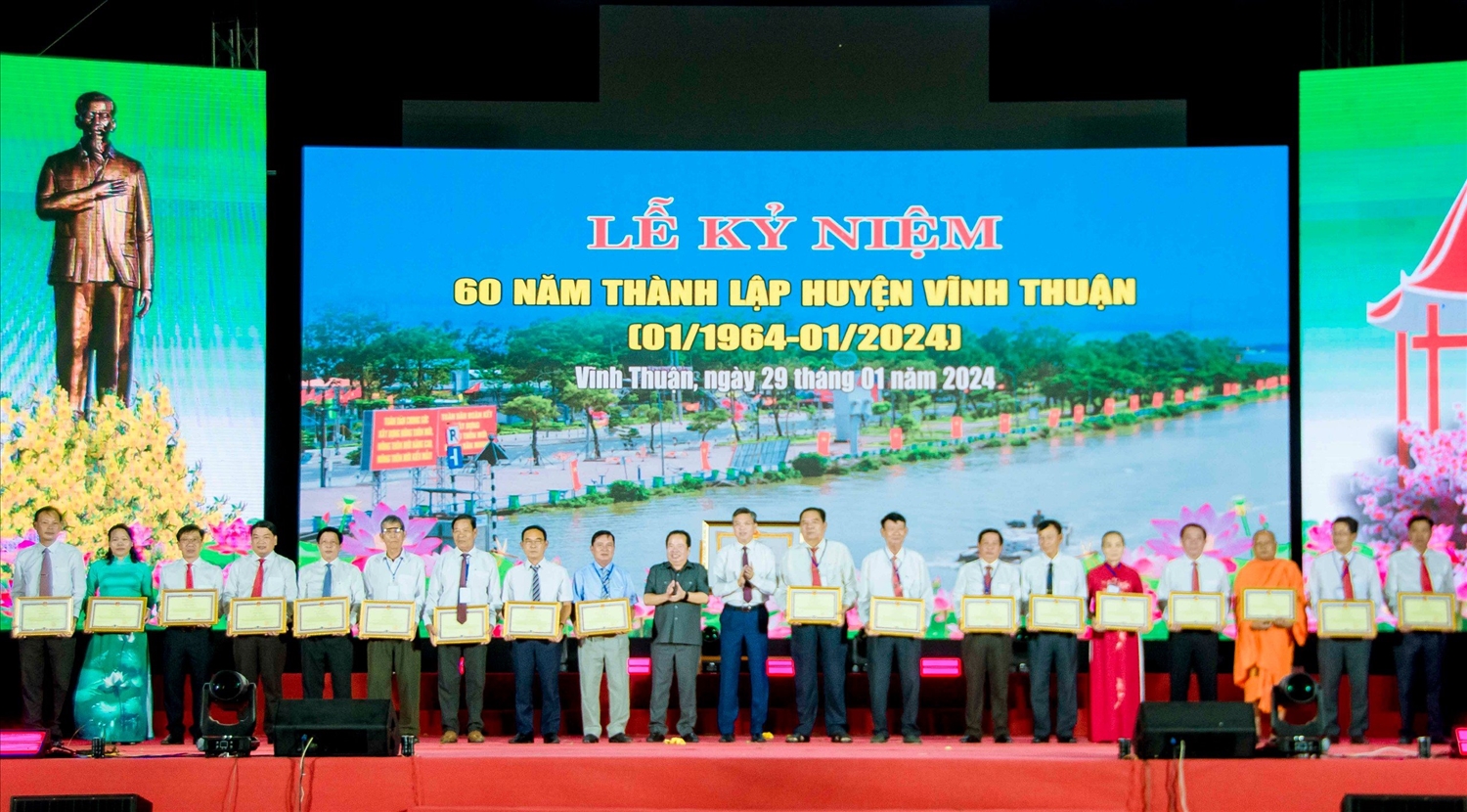 Phó Bí thư Thường trực Tỉnh ủy Mai Văn Huỳnh và Phó Chủ tịch UBND tỉnh Nguyễn Lưu Trung trao Bằng khen của UBND tỉnh Kiên Giang cho 18 cá nhân