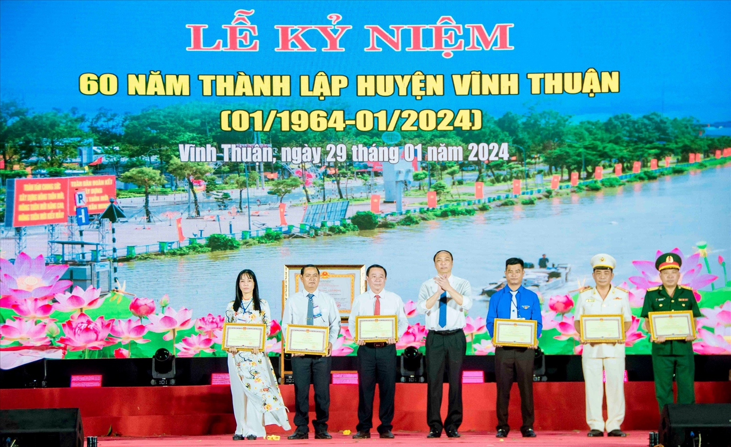 Chủ tịch UBND tỉnh Kiên Giang Lâm Minh Thành trao Bằng khen của UBND tỉnh Kiên Giang cho 6 tập thể