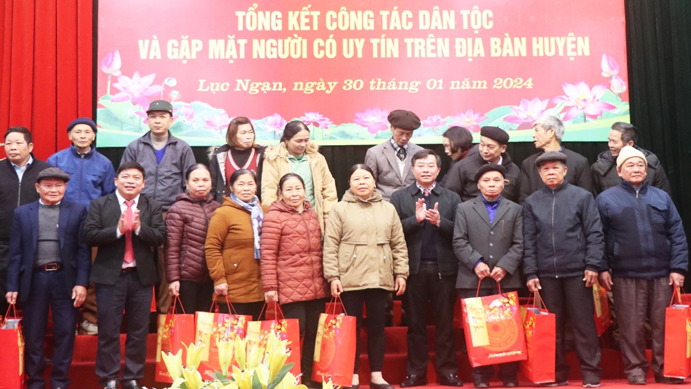 Phó Chủ tịch Thường trực UBND huyện Lục Ngạn Chu Văn Trọng tặng quà Người có uy tín trện địa bàn