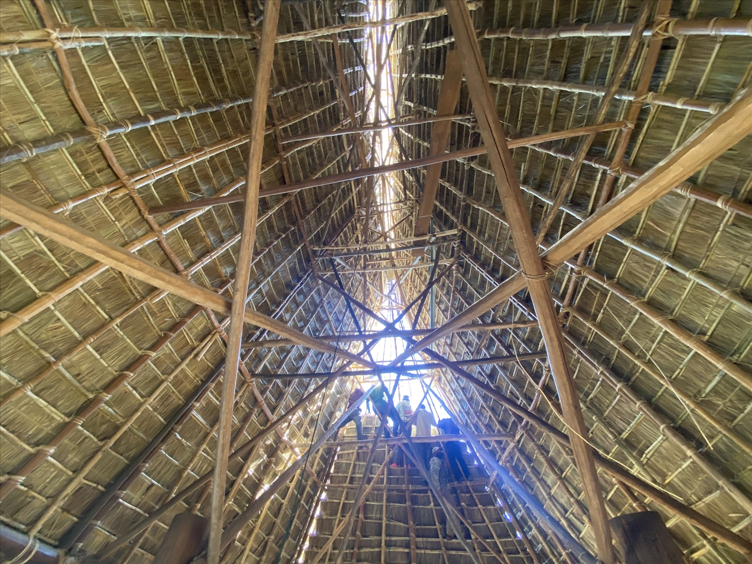 Kết cấu mái nhà Rông nhìn từ bên trong, vật liệu làm chỉ gỗ, tre, nứa, tranh và dây mây 