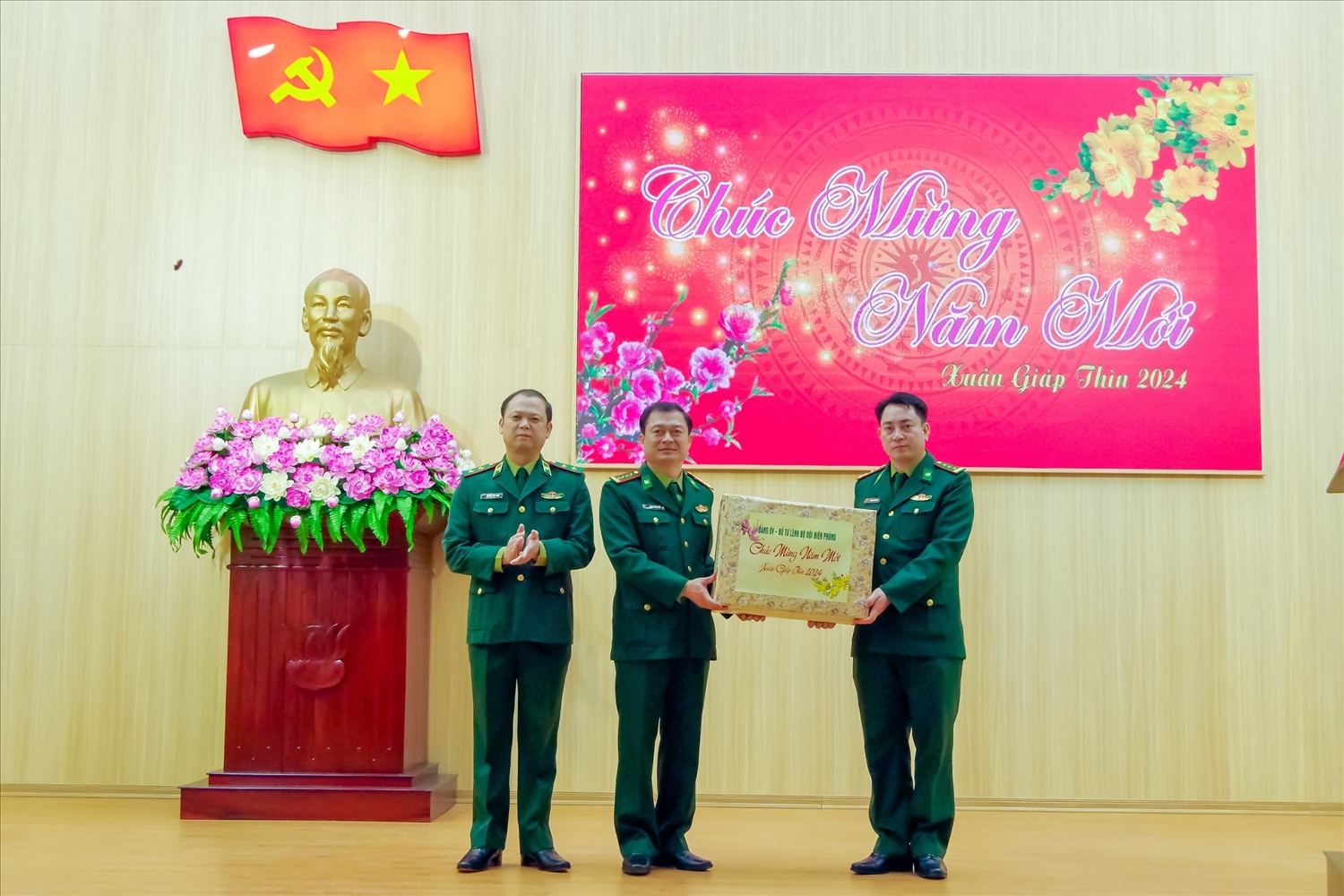 Trung tướng Nguyễn Anh Tuấn, Bí thư Đảng ủy, Chính ủy BĐBP tặng quà cán bộ, chiến sĩ BĐBP tỉnh Thừa Thiên Huế
