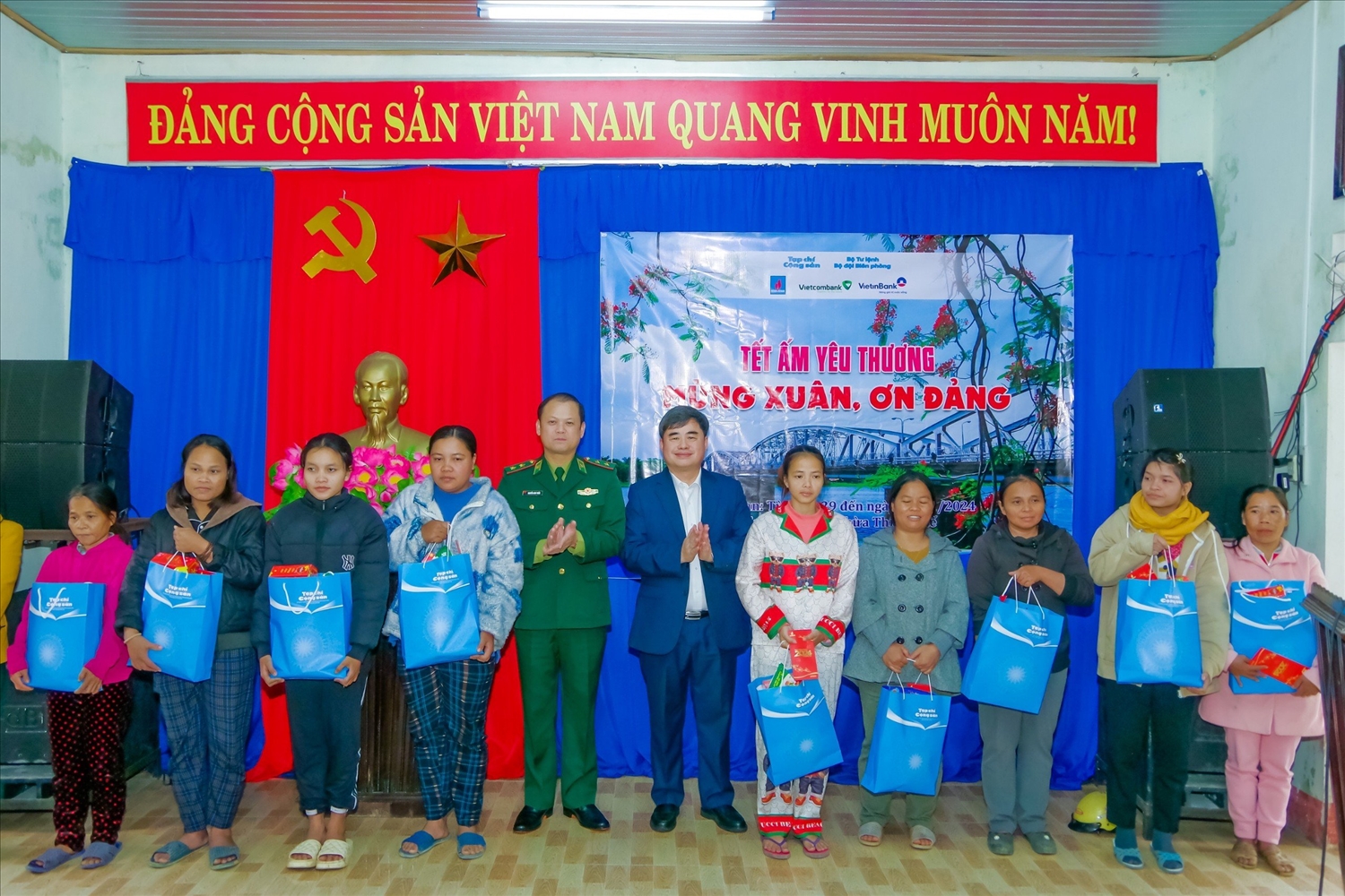 Trung tướng Nguyễn Anh Tuấn và Phó Tổng biên tập phụ trách Tạp chí Cộng sản Phạm Minh Tuấn trao tặng quà cho bà con