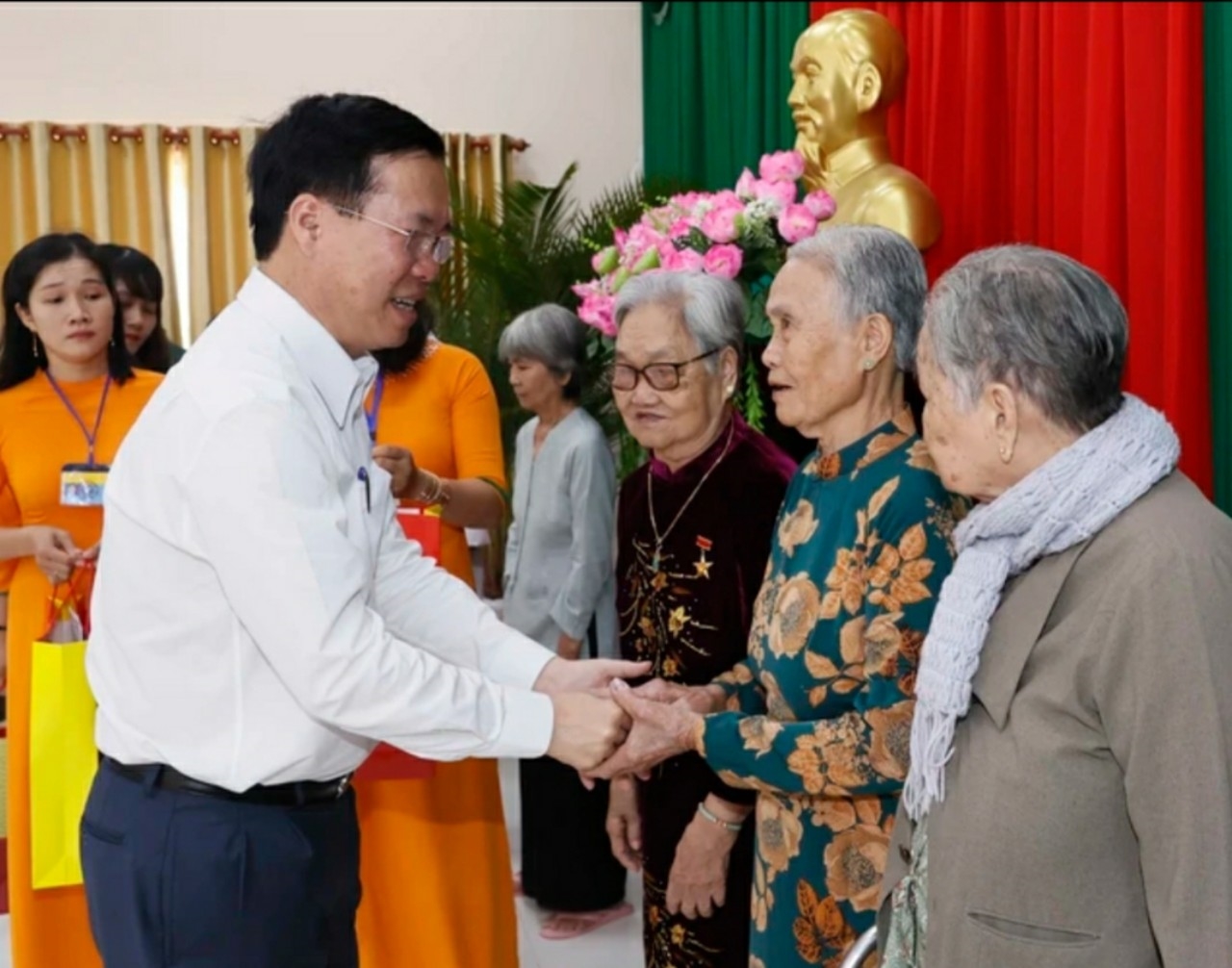 Chủ tịch nước Võ Văn Thưởng thăm hỏi, tặng quà cho người có công, gia đình chính sách, hộ nghèo huyện Trà Ôn, tỉnh Vĩnh Long. (Ảnh: TTXVN)