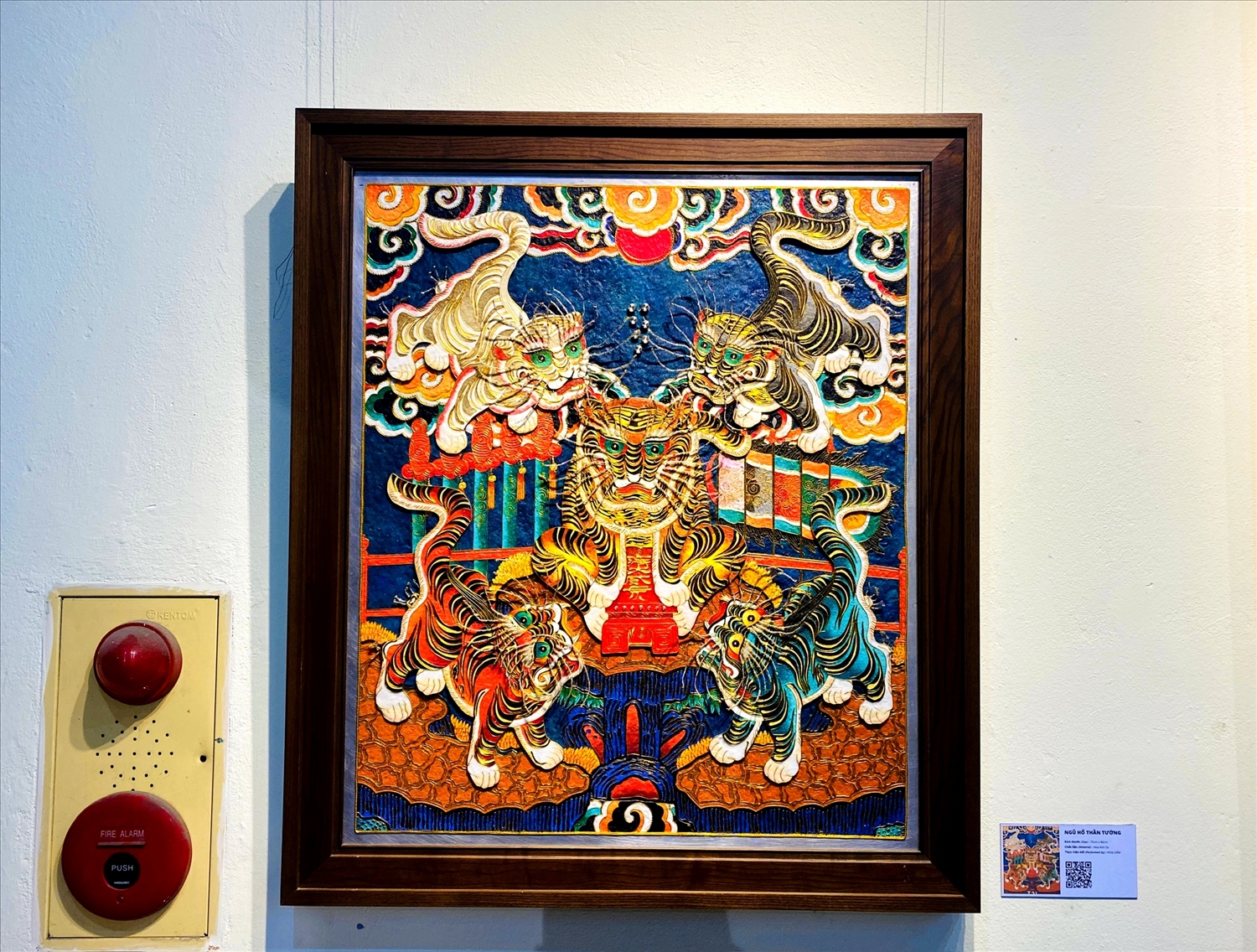 Bức tranh “Ngũ Hổ thần tướng” được thực hiện với nghệ thuật họa kim sa, toát lên vẻ oai nghiêm, đường bệ, sinh động và cuốn hút với màu sắc rực rỡ, nổi bật.