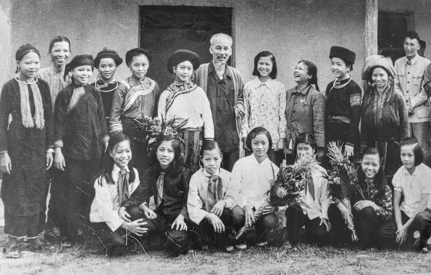 Bác Hồ với Phụ nữ các dân tộc Lào Cai 1958