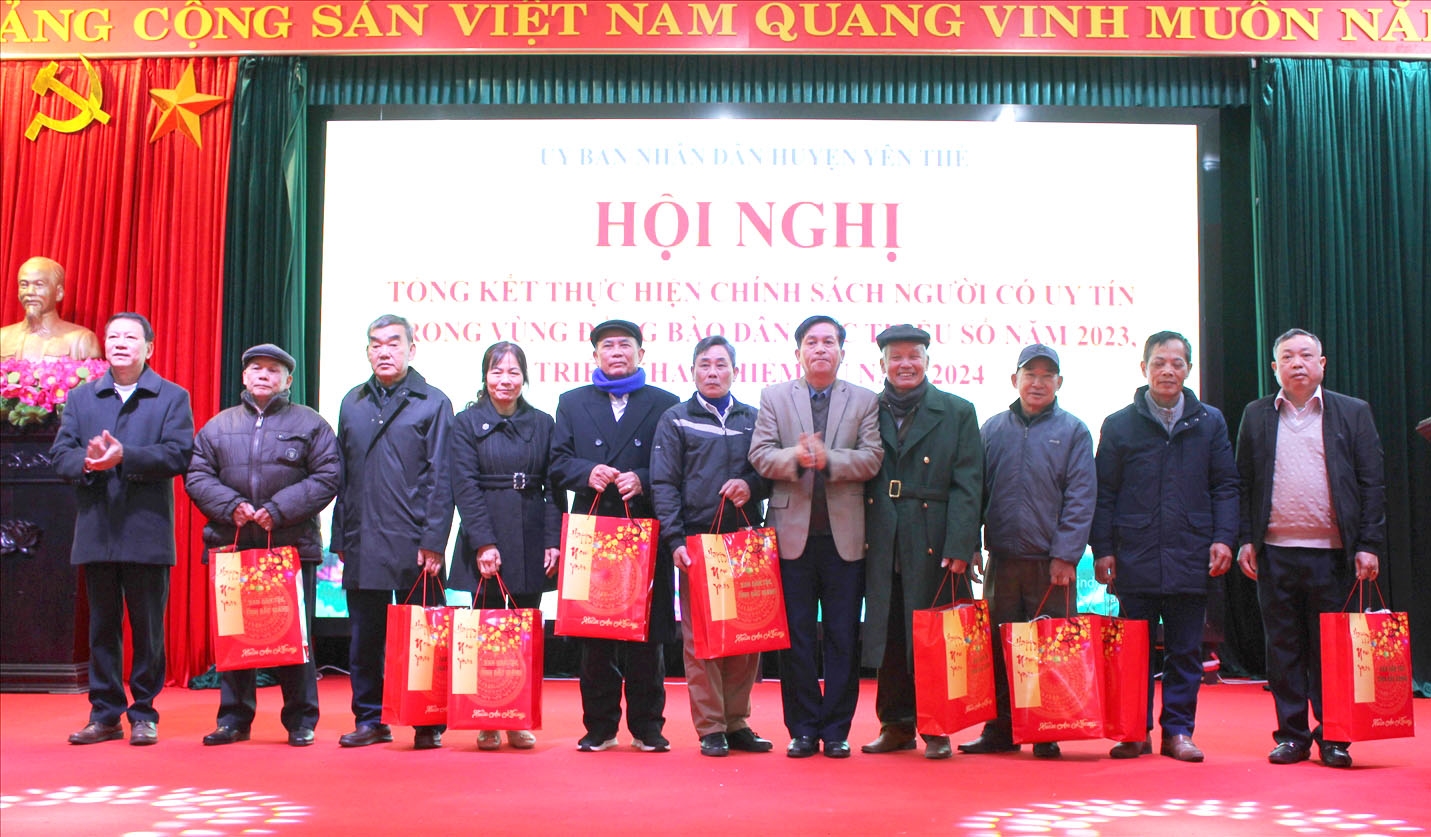 Lãnh đạo Ban Dân tộc và UBND huyện Yên Thế tặng quà Người có uy tín tại Hội nghị