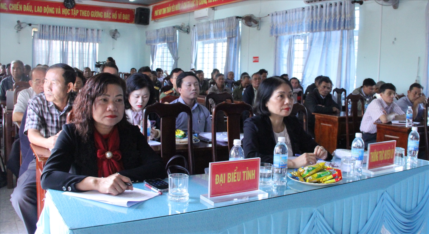 Đại biểu và Người có uy tín huyện M’đrắk tham dự hội nghị