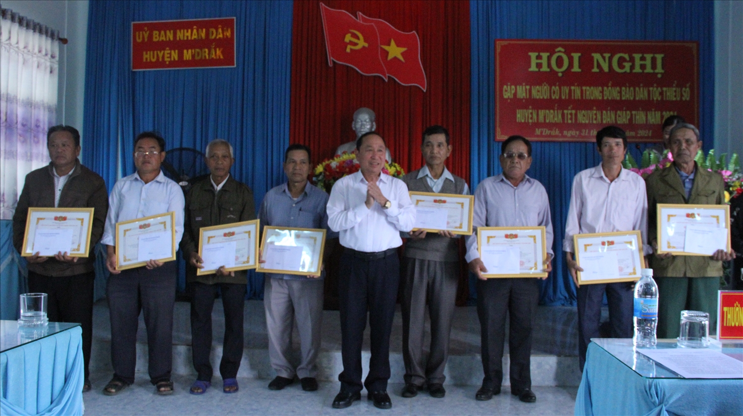 Phó Chủ tịch UBND huyện M’đrắk Lê Văn Thao trao giấy khen của Chủ tịch huyện cho đại biểu Người có uy tín tiêu biểu