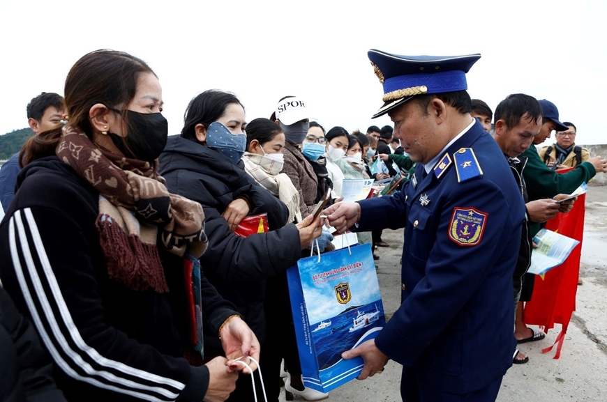 Thiếu tướng Trần Văn Hậu, Chính ủy Bộ tư lệnh Vùng Cảnh sát biển 1 trao quà tết tặng ngư dân huyện đảo Cô Tô