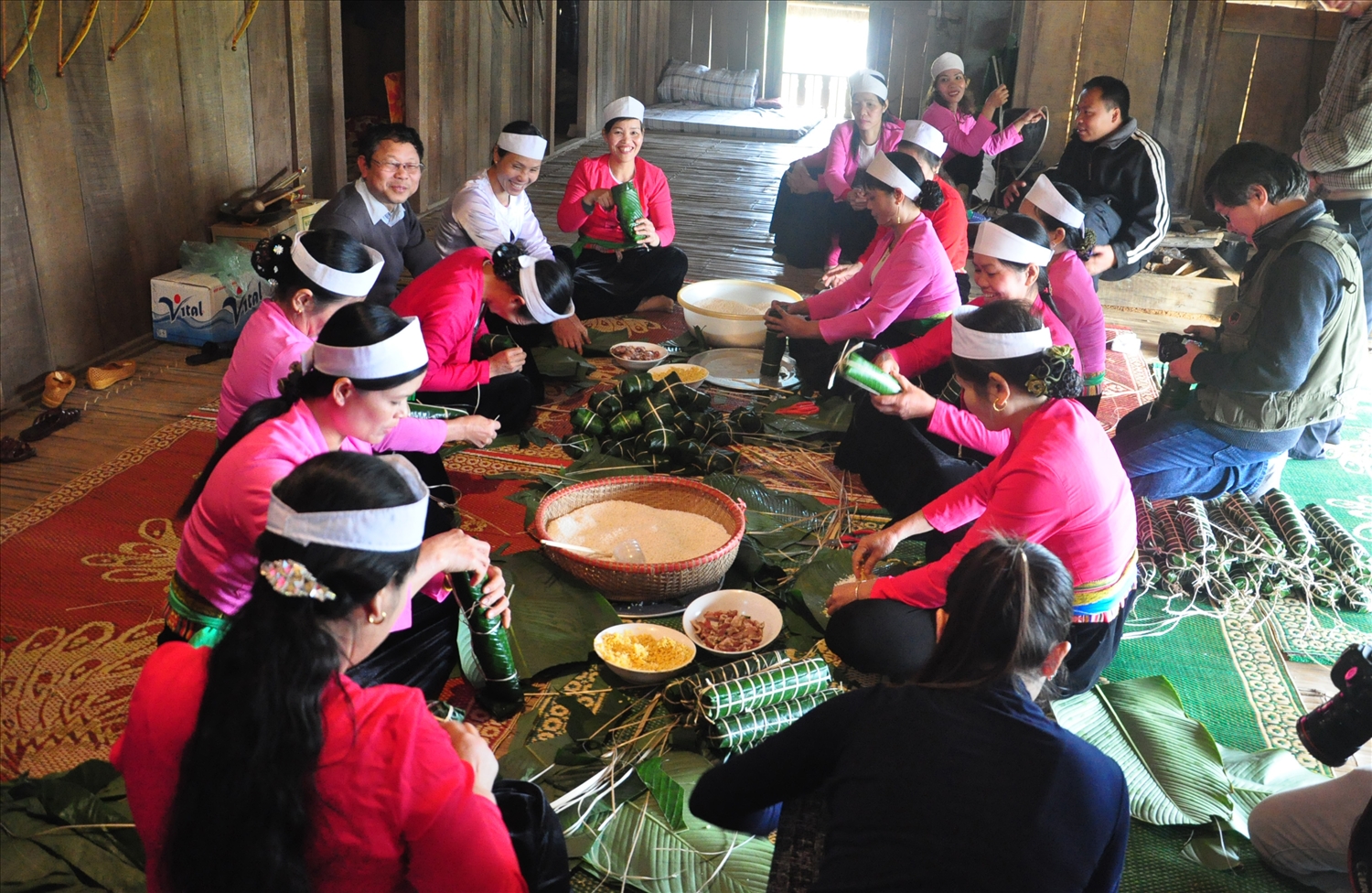 Chương trình “Gói bánh chưng xanh cùng người nghèo ăn Tết” là hoạt động thường niên mỗi dịp Tết đến Xuân về tại Làng Văn hóa - Du lịch các dân tộc Việt Nam. Ảnh minh hoạ