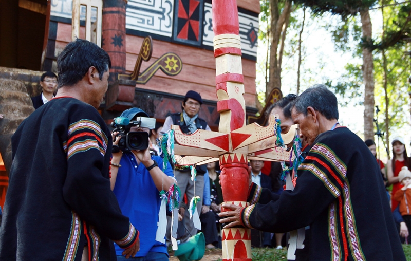 Người dân tộc thiểu số ở Tây Nguyên tổ chức nghi lễ cúng mừng năm mới.