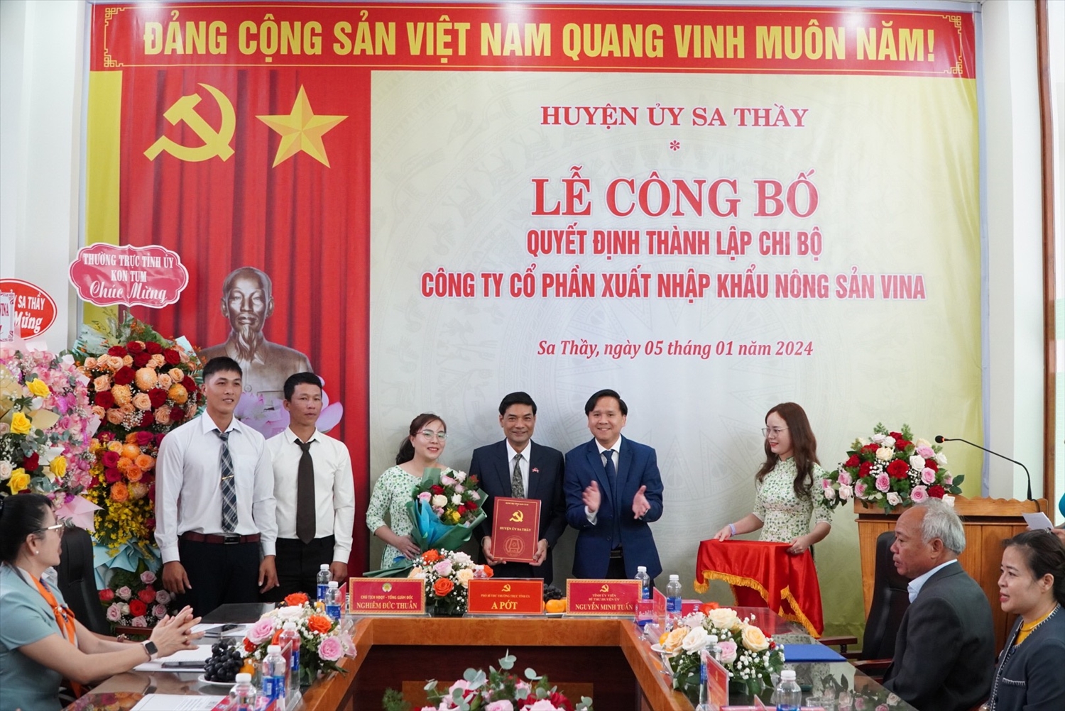 Ông Nguyễn Minh Tuấn (thứ hai từ phải sang), Bí thư Huyện ủy Sa Thầy trao Quyết định thành lập Chi bộ Công ty Cổ phần Xuất nhập khẩu Nông sản Vina