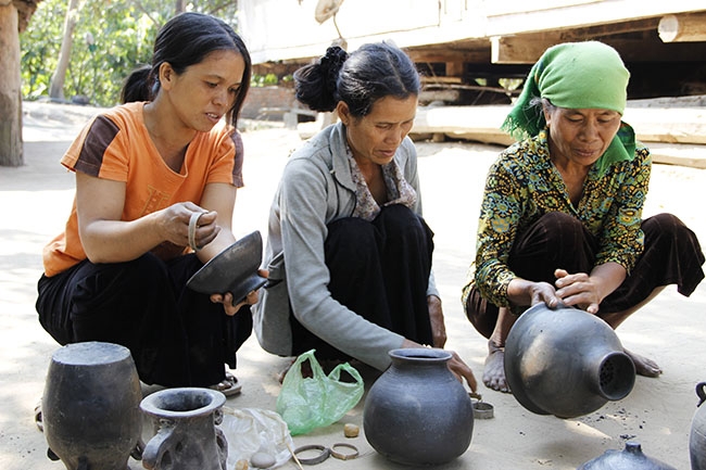 Nặn gốm là nghề truyền đời của cộng đồng người M'nông tại xã Yang Tao