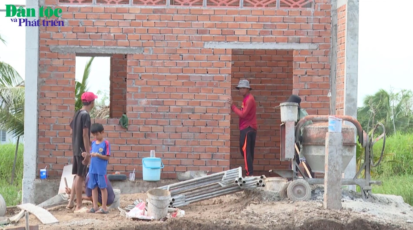 Từ các chương trình, chính sách hỗ trợ của Nhà nước nhiều hộ đồng bào Khmer nghèo đã được hỗ trợ xây dựng, sửa chữa nhà ở 