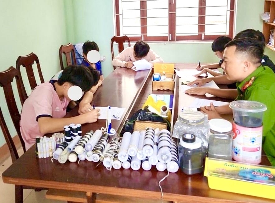 Công an phường Đoàn Kết, thị xã Ayun Pa, kịp thời ngăn chặn nhiều học sinh mua chất chế tạo pháo nổ trái phép (Ảnh: Công an thị xã Ayun Pa)