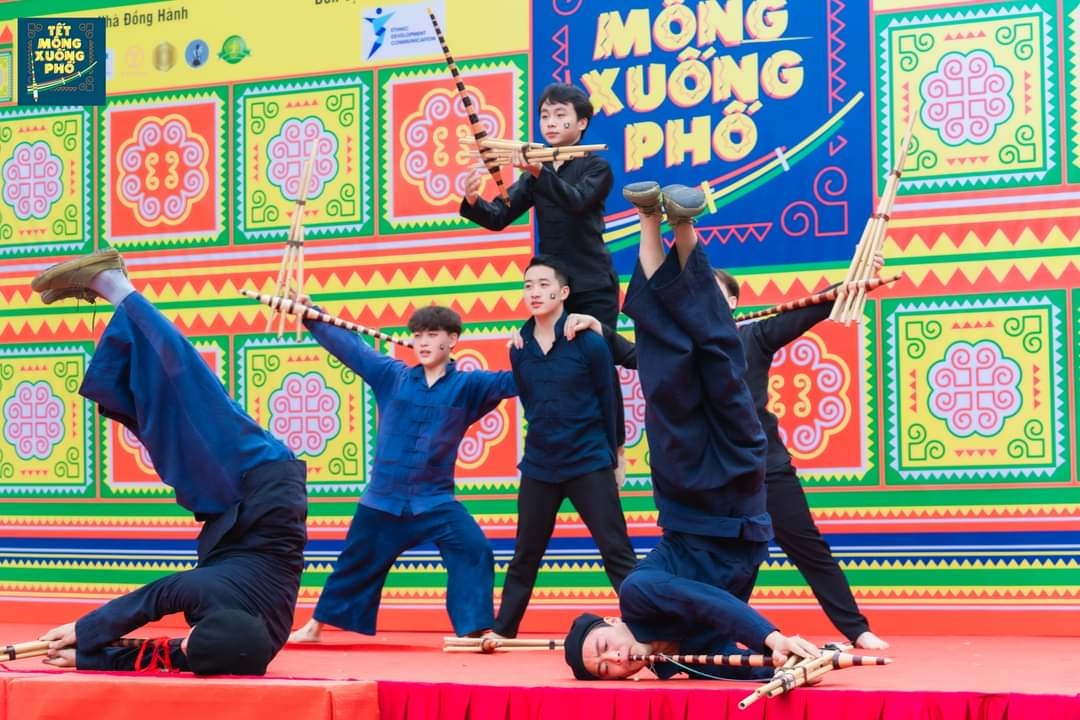 Những màn biểu diễn văn nghệ mang đậm bản sắc văn hóa Mông