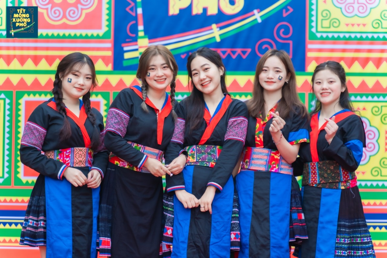 Tết Mông xuống phố thực sự là nơi giao lưu và gắn kết của cộng đồng người Mông đang học tập và sinh sống tại Hà Nội