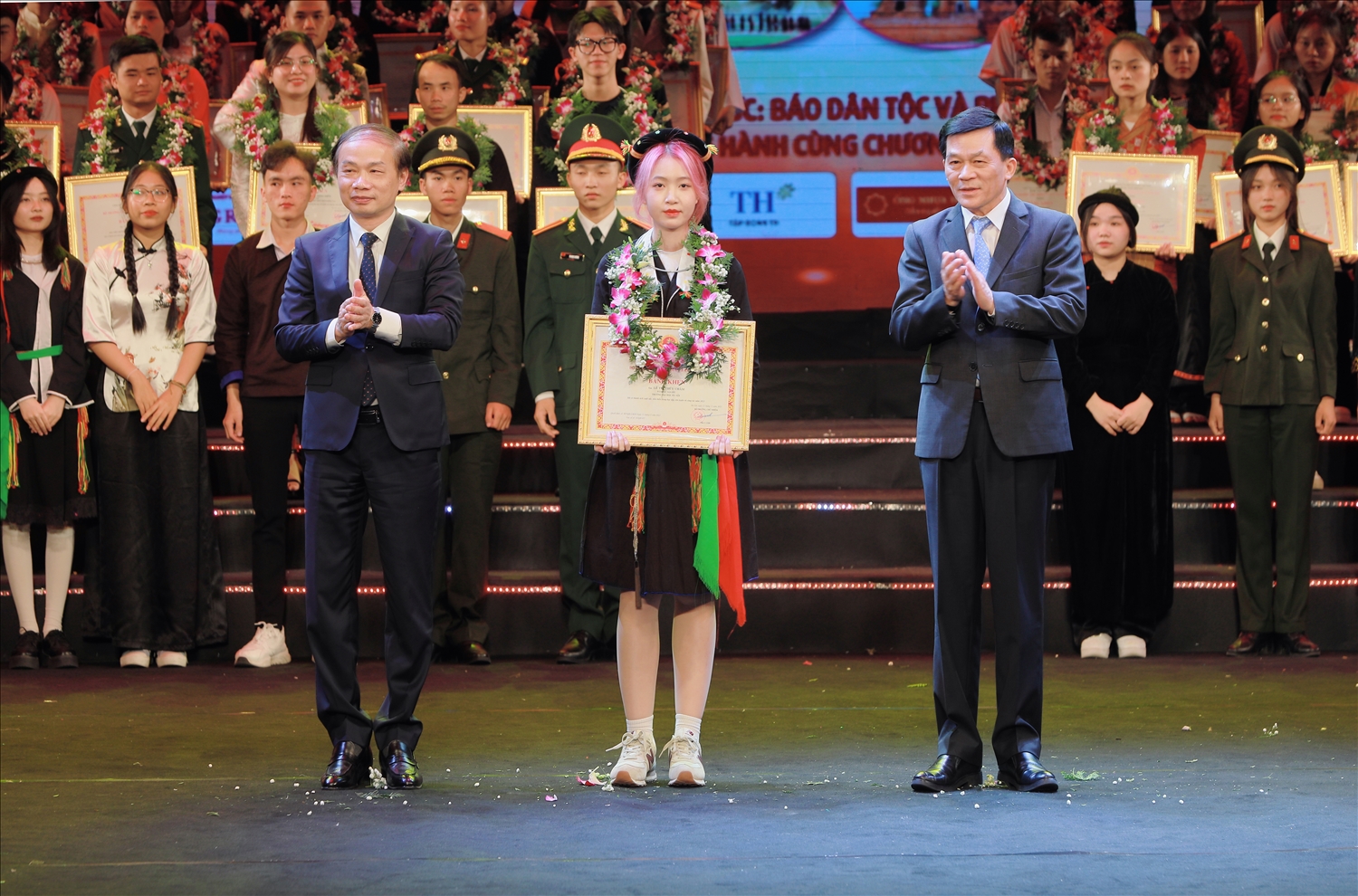 Lê Thị Thuỳ Châm - Nữ sinh viên người dân tộc Sán Dìu nhận Bằng khen tại Lễ Tuyên dương học sinh, sinh viên, thanh niên DTTS xuất sắc tiêu biểu toàn quốc năm 2023