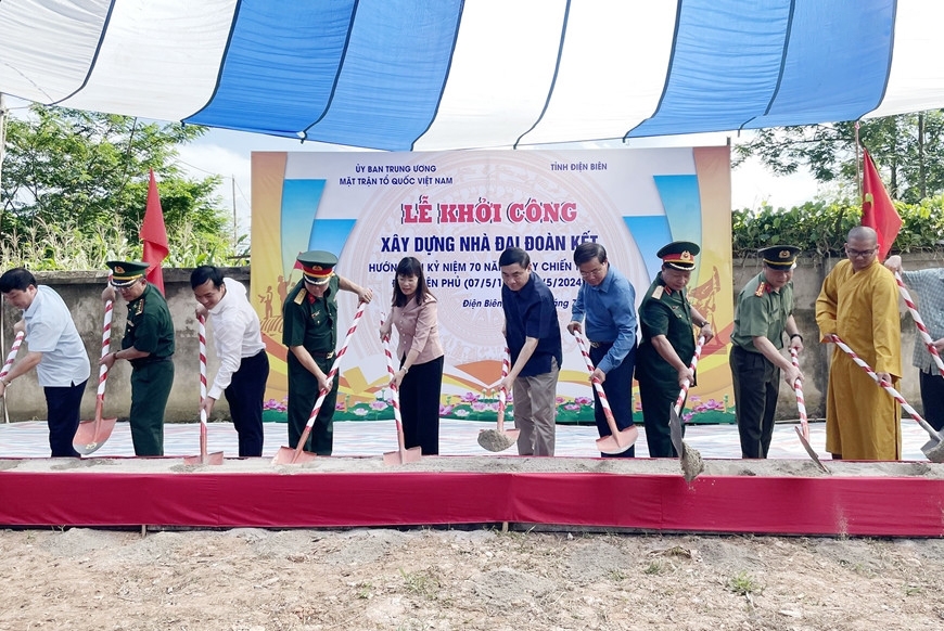 Các đại biểu thực hiện nghi thức khởi công làm nhà Đại đoàn kết cho người nghèo tỉnh Điện Biên.