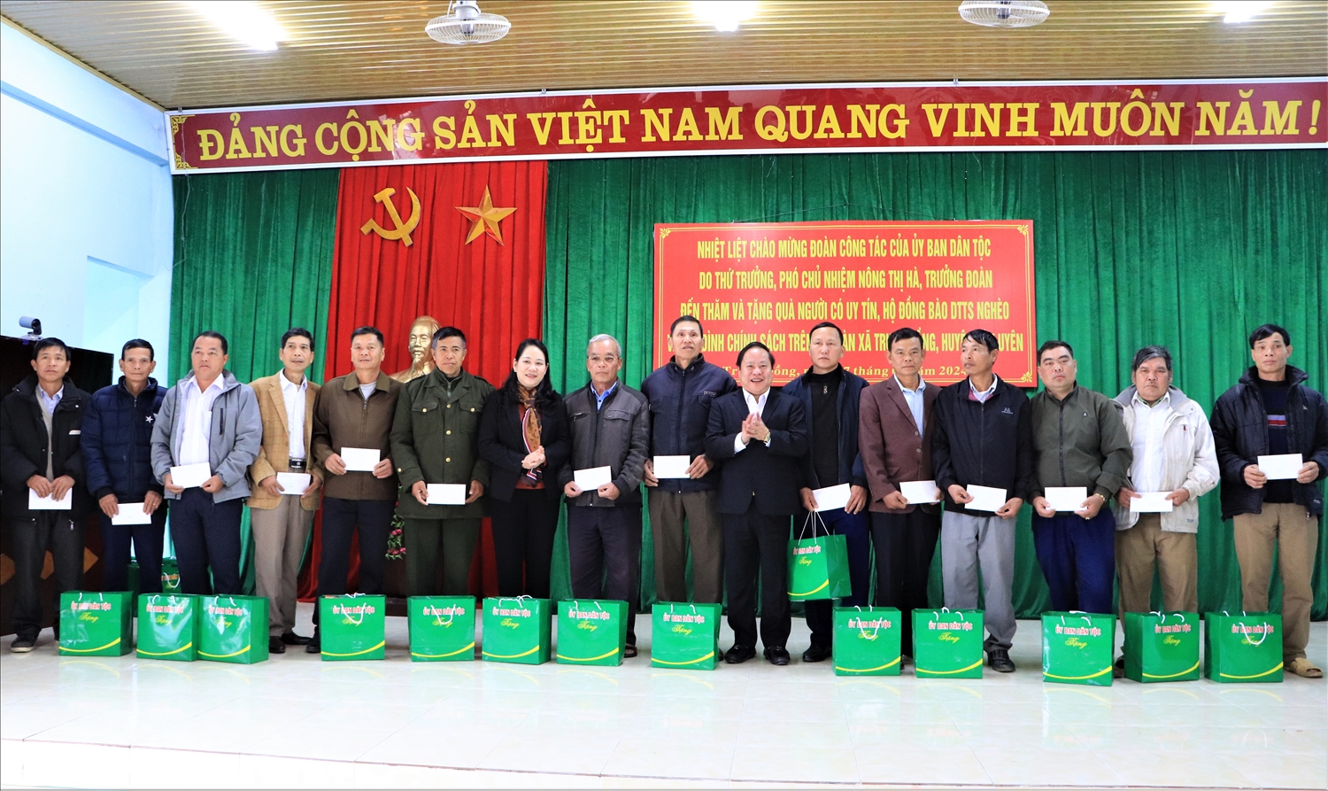 Đoàn công tác tặng quà cho Người có uy tín tại xã Trung Đồng (huyện Tân Uyên)