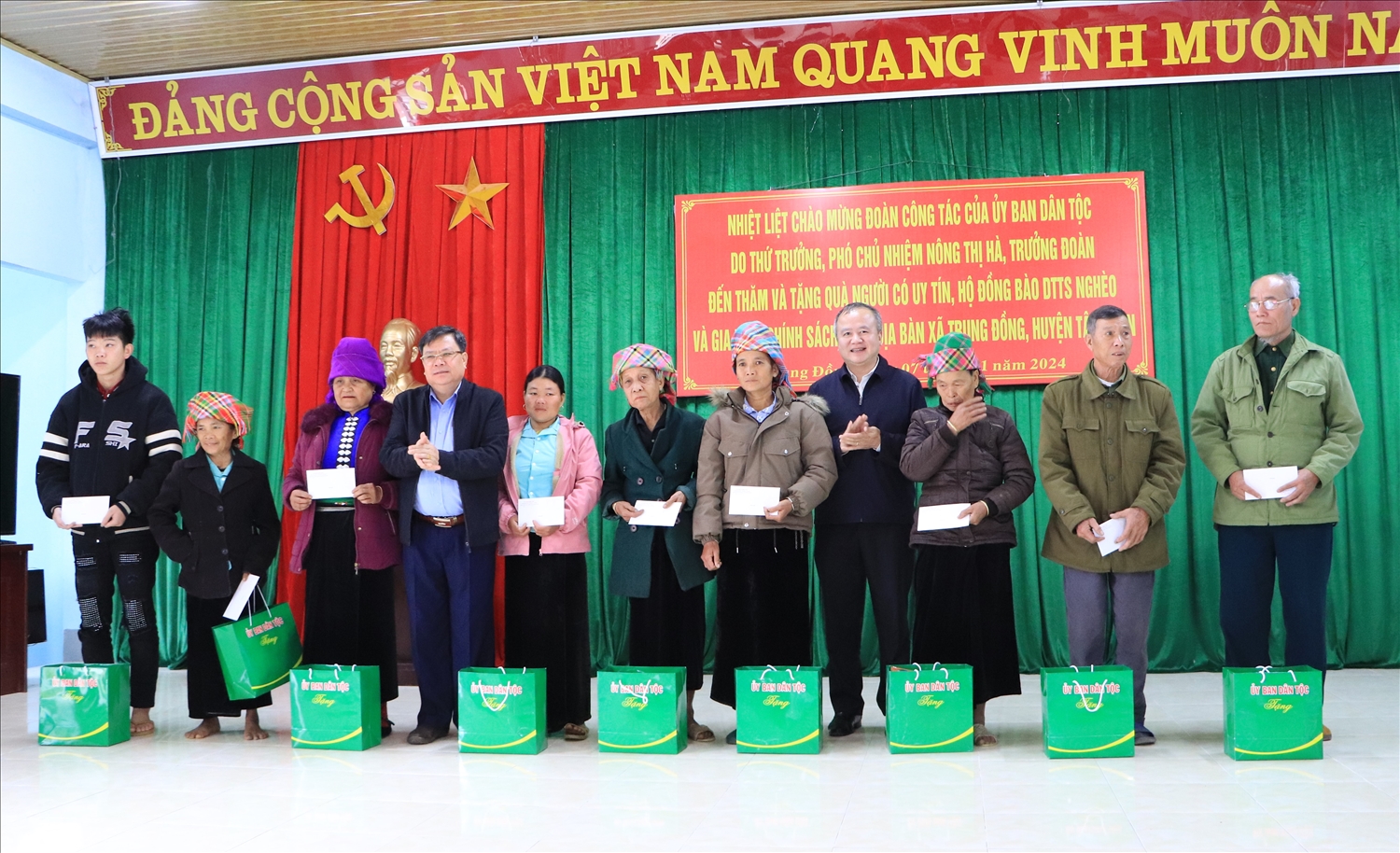 Lãnh đạo Vụ Công tác Dân tộc địa phương (UBDT) và lãnh đạo huyện Tân Uyên trao quà cho người có uy tín và hộ nghèo