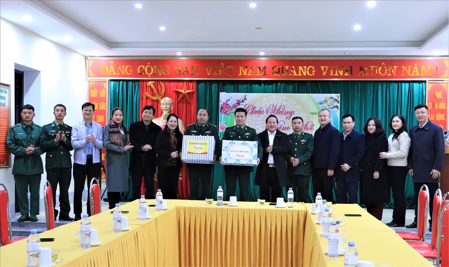 (Tin lãnh đạo Ủy ban) Thứ trưởng, Phó Chủ nhiệm Ủy ban Dân tộc Nông Thị Hà đến thăm và tặng quà Tết tại tỉnh Lai Châu 2