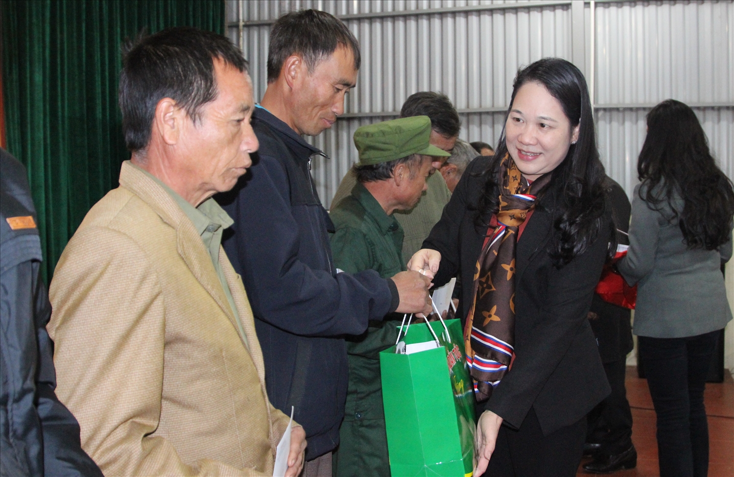 Thứ trưởng, Phó Chủ nhiệm UBDT trao quà cho hộ nghèo tại xã Dào San (huyện Phong Thổ)