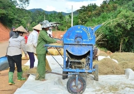 Người dân ở Điện Biên Đông đã biết áp dụng khoa học kỹ thuật, đưa máy móc vào sản xuất nông nghiệp nâng cao hiệu quả kinh tế, giảm sức lao động. 