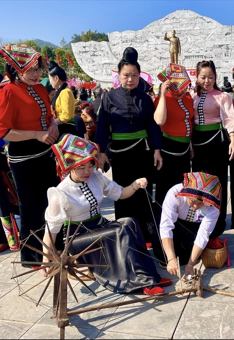 Đồng bào các dân tộc thiểu số tham dự lễ hội hoa ban thành phố Sơn La năm 2023