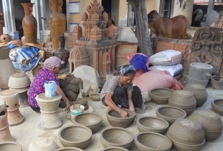 Đồng bào Chăm Ninh Thuận sản xuất đa dạng sản phẩm gốm thủ công để đáp ứng nhu cầu thị trường, tăng thu nhập