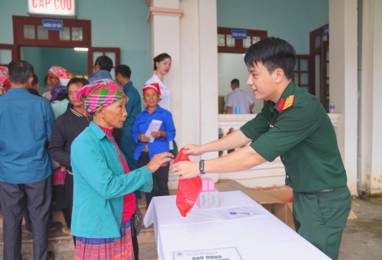 Bệnh viện Trung ương Quân đội 108 tổ chức Đoàn công tác tới khám bệnh, cấp thuốc miễn phí, tặng quà và giao lưu văn nghệ với bà con huyện Bát Xát, tỉnh Lào Cai