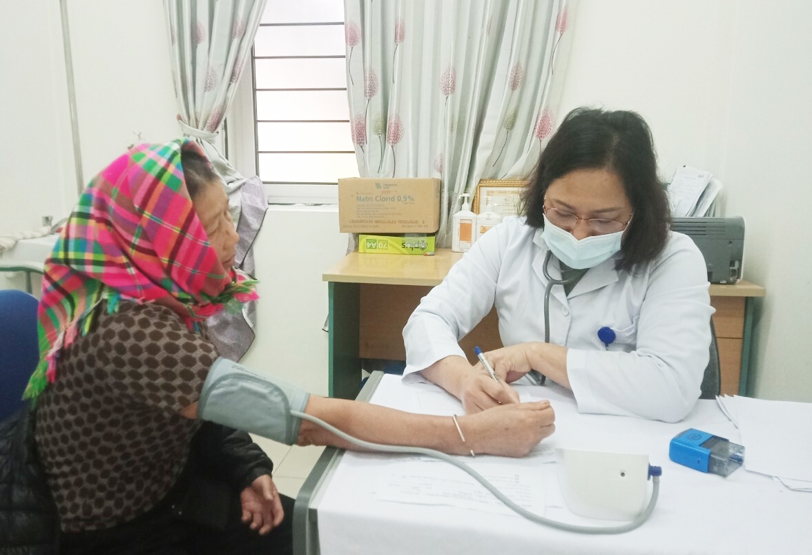 Các bác sĩ Bệnh viện Nội tiết tỉnh Lào Cai khám sàng lọc, đo huyết áp cho người dân địa bàn huyện Tân Uyên