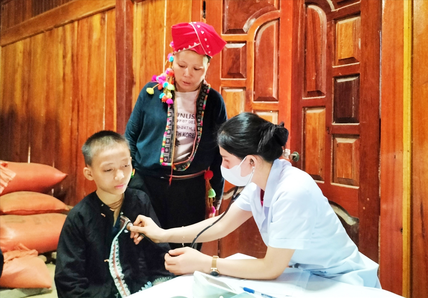 Các y, bác sĩ, cán bộ y tế Bệnh viện Đa khoa huyện Văn Bàn khám sàng lọc bệnh cho người dân xã Thẳm Dương 