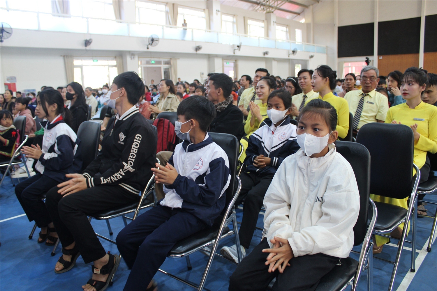 Học sinh hiếu học được nhận học bổng Đọt Chuối Non lần thứ 17 từ khắp các địa phương tại Đắk Lắk dự chương trình