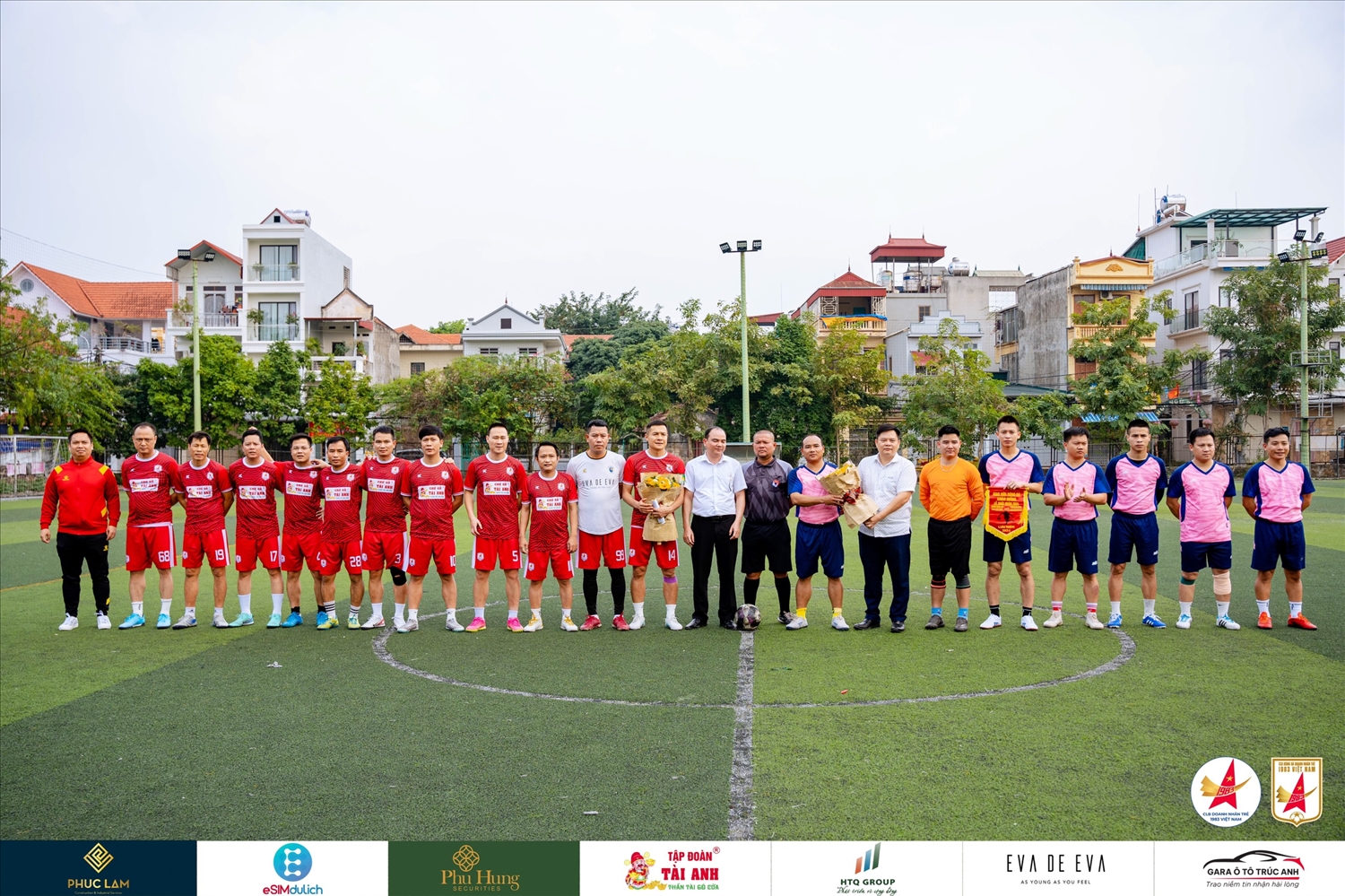 Trận đấu giao hữu gây quỹ từ thiện giữa CLB doanh nhân trẻ 1983 Việt Nam và CLB Ban Quản lý dự án đầu tư xây dựng huyện Sơn Động